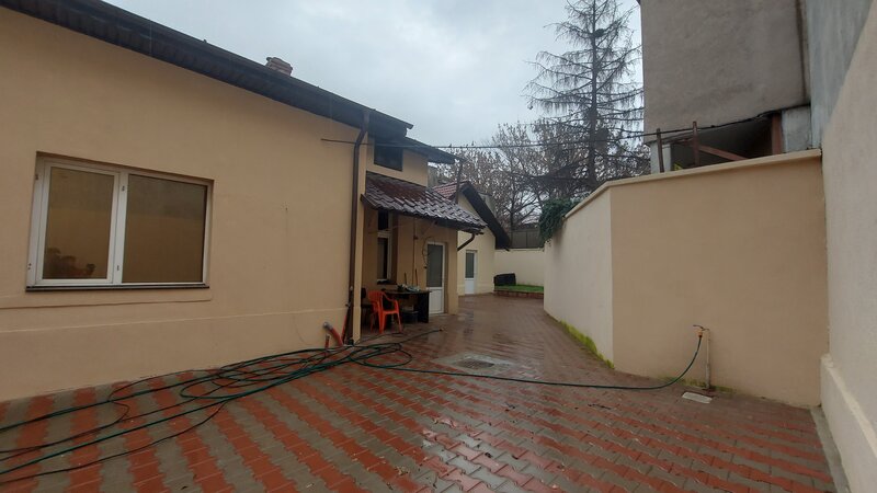 Stirbei Voda, Berzei, casa boiereasca singur curte,